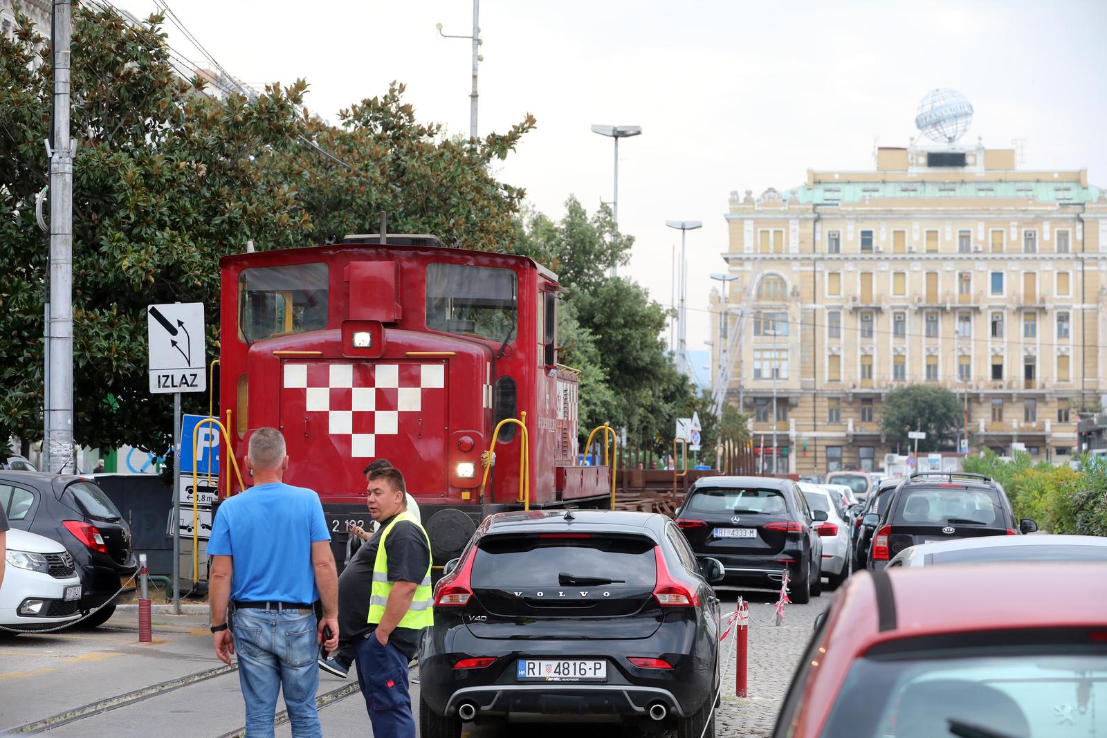 Rijeka: Osobno vozilo blokiralo prolaz vlaka putničkom obalom Rijeka: Osobno vozilo blokiralo prolaz vlaka putničkom obalom