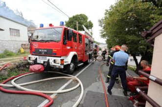 Hreljin: Vatrogasci i mjetani gase poar ku?e i ume Hreljin: Vatrogasci i mjetani gase poar ku?e i ume