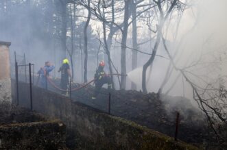 Hreljin: Vatrogasci i mještani gase požar kuće i šume Hreljin: Vatrogasci i mještani gase požar kuće i šume