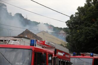 Hreljin: Vatrogasci i mjetani gase poar ku?e i ume Hreljin: Vatrogasci i mjetani gase poar ku?e i ume