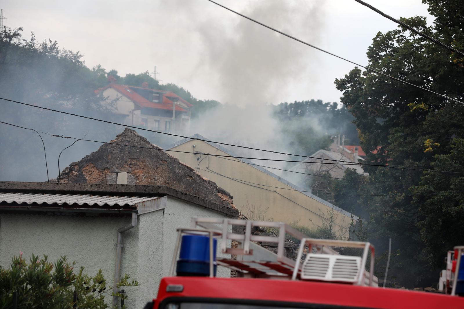 Hreljin: Vatrogasci i mještani gase požar kuće i šume Hreljin: Vatrogasci i mještani gase požar kuće i šume