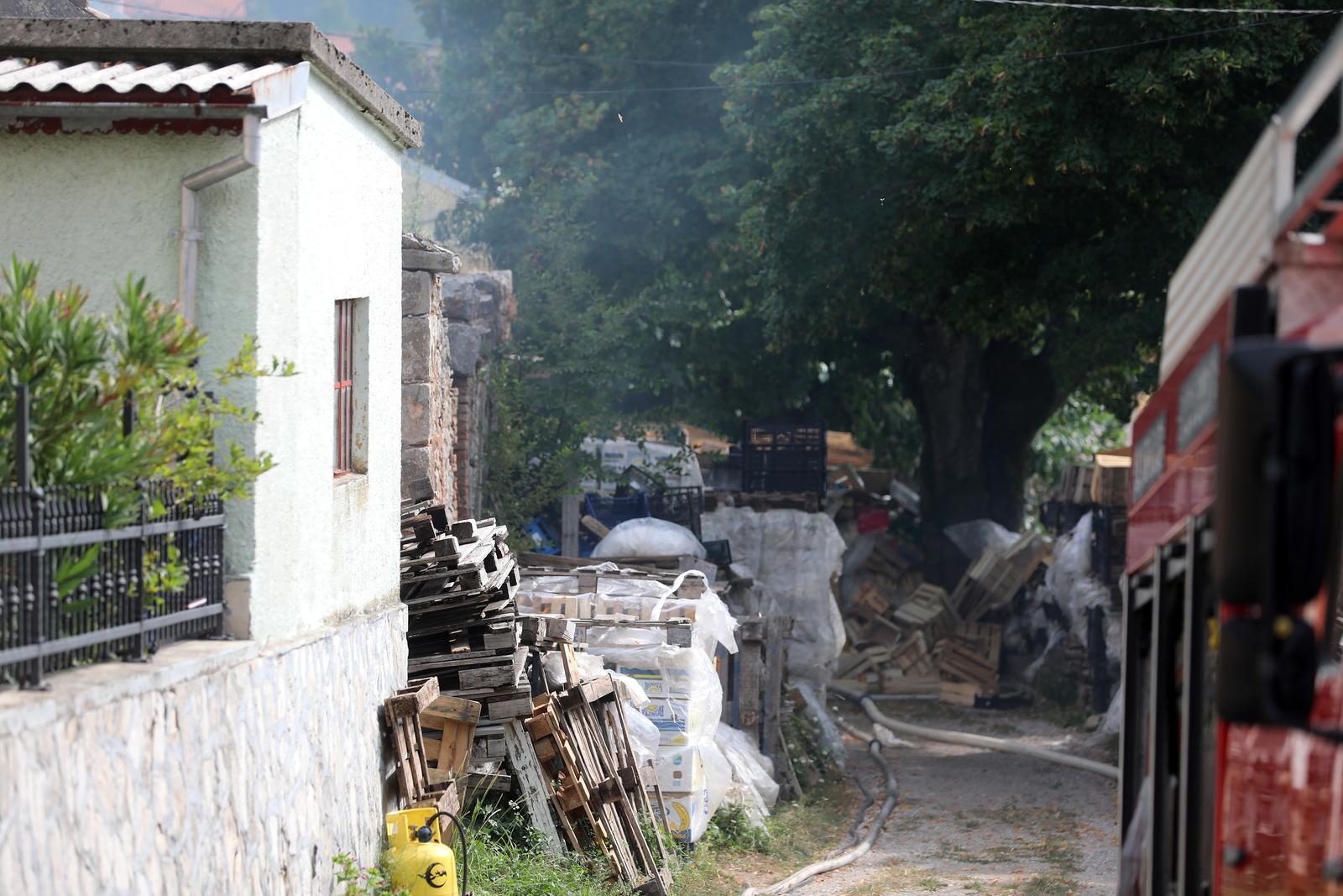 Hreljin: Vatrogasci i mjetani gase poar ku?e i ume Hreljin: Vatrogasci i mjetani gase poar ku?e i ume