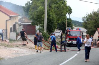 Hreljin: Vatrogasci i mjetani gase poar ku?e i ume Hreljin: Vatrogasci i mjetani gase poar ku?e i ume