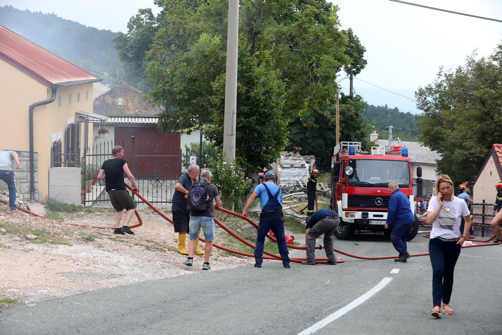 Hreljin: Vatrogasci i mjetani gase poar ku?e i ume Hreljin: Vatrogasci i mjetani gase poar ku?e i ume