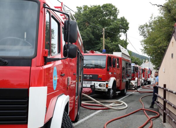 Hreljin: Vatrogasci i mjetani gase poar ku?e i ume