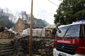 Hreljin: Vatrogasci i mještani gase požar kuće i šume Hreljin: Vatrogasci i mještani gase požar kuće i šume