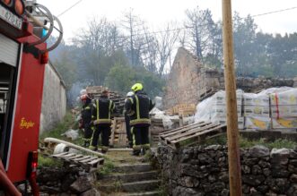Hreljin: Vatrogasci i mještani gase požar kuće i šume Hreljin: Vatrogasci i mještani gase požar kuće i šume