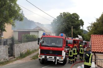 Hreljin: Vatrogasci i mjetani gase poar ku?e i ume Hreljin: Vatrogasci i mjetani gase poar ku?e i ume