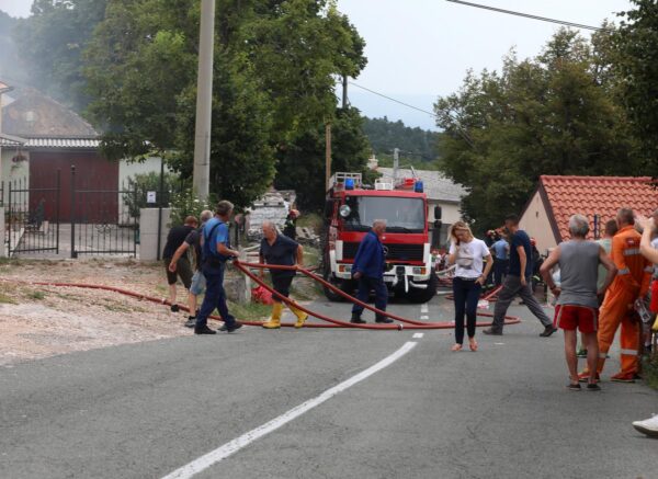 Hreljin: Vatrogasci i mještani gase požar kuće i šume