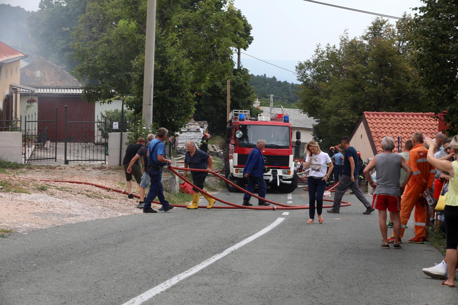 Hreljin: Vatrogasci i mještani gase požar kuće i šume Hreljin: Vatrogasci i mještani gase požar kuće i šume
