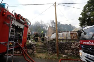 Hreljin: Vatrogasci i mjetani gase poar ku?e i ume Hreljin: Vatrogasci i mjetani gase poar ku?e i ume