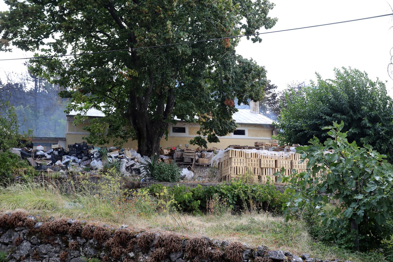 Hreljin: Vatrogasci i mještani gase požar kuće i šume Hreljin: Vatrogasci i mještani gase požar kuće i šume