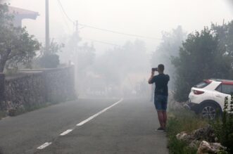 Hreljin: Vatrogasci i mjestani gase pozar kuce i sume Hreljin: Vatrogasci i mjestani gase pozar kuce i sume