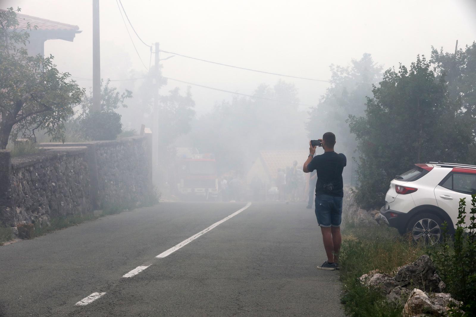 Hreljin: Vatrogasci i mjestani gase pozar kuce i sume Hreljin: Vatrogasci i mjestani gase pozar kuce i sume