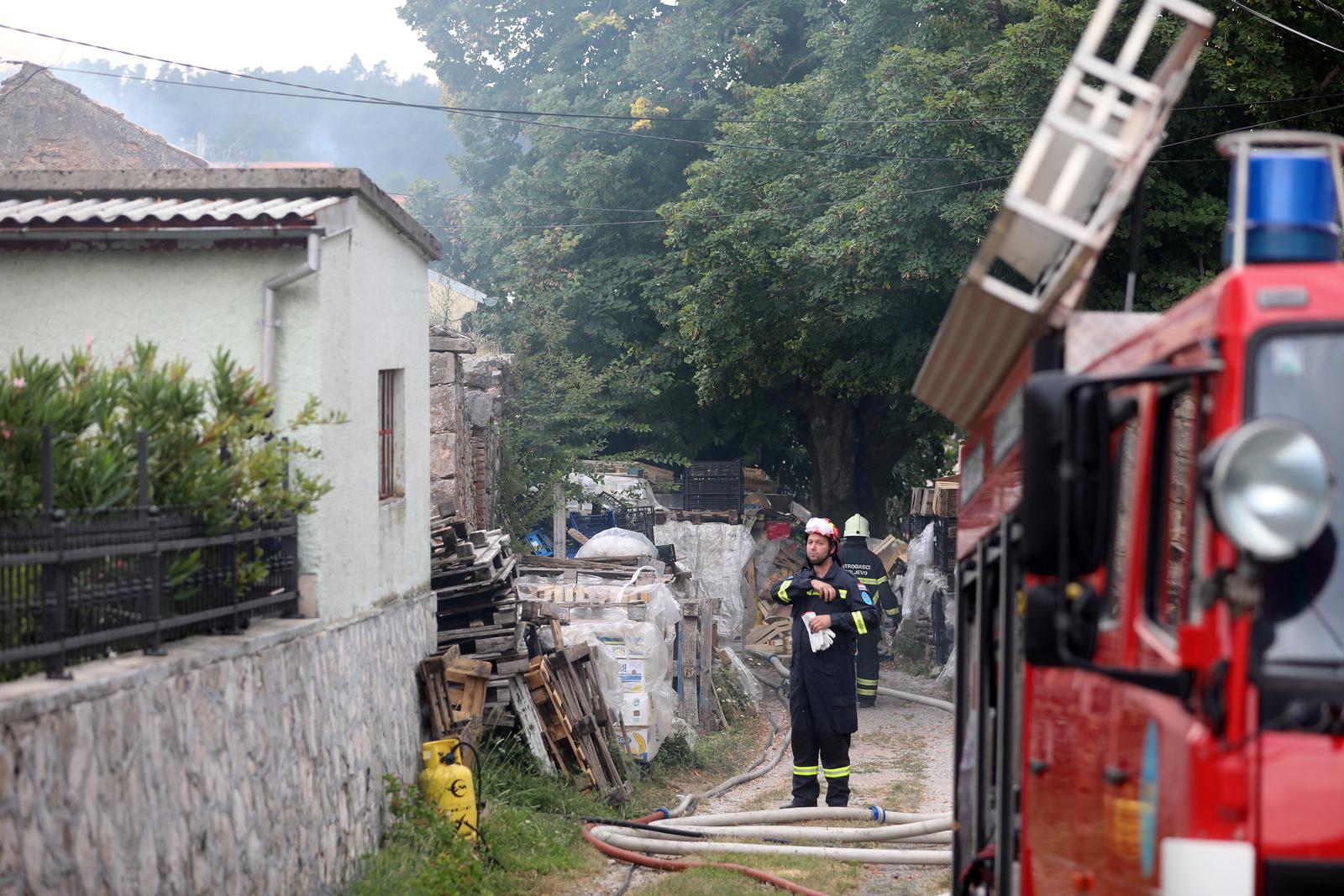 Hreljin: Vatrogasci i mjestani gase pozar kuce i sume Hreljin: Vatrogasci i mjestani gase pozar kuce i sume