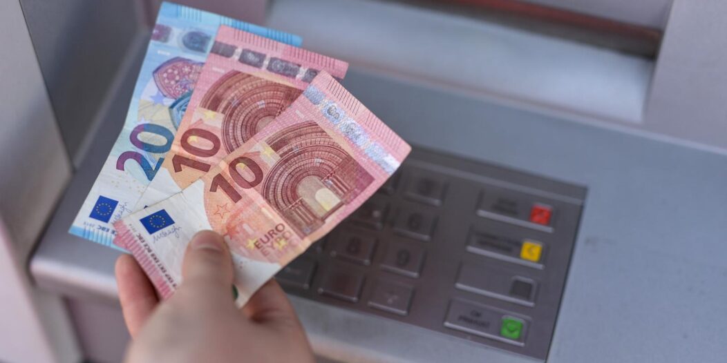 Od 1. siječnja euro postaje službena valuta u Hrvatskoj i nakon 29 godina zamijenit će kunu Od 1. siječnja euro postaje službena valuta u Hrvatskoj i nakon 29 godina zamijenit će kunu