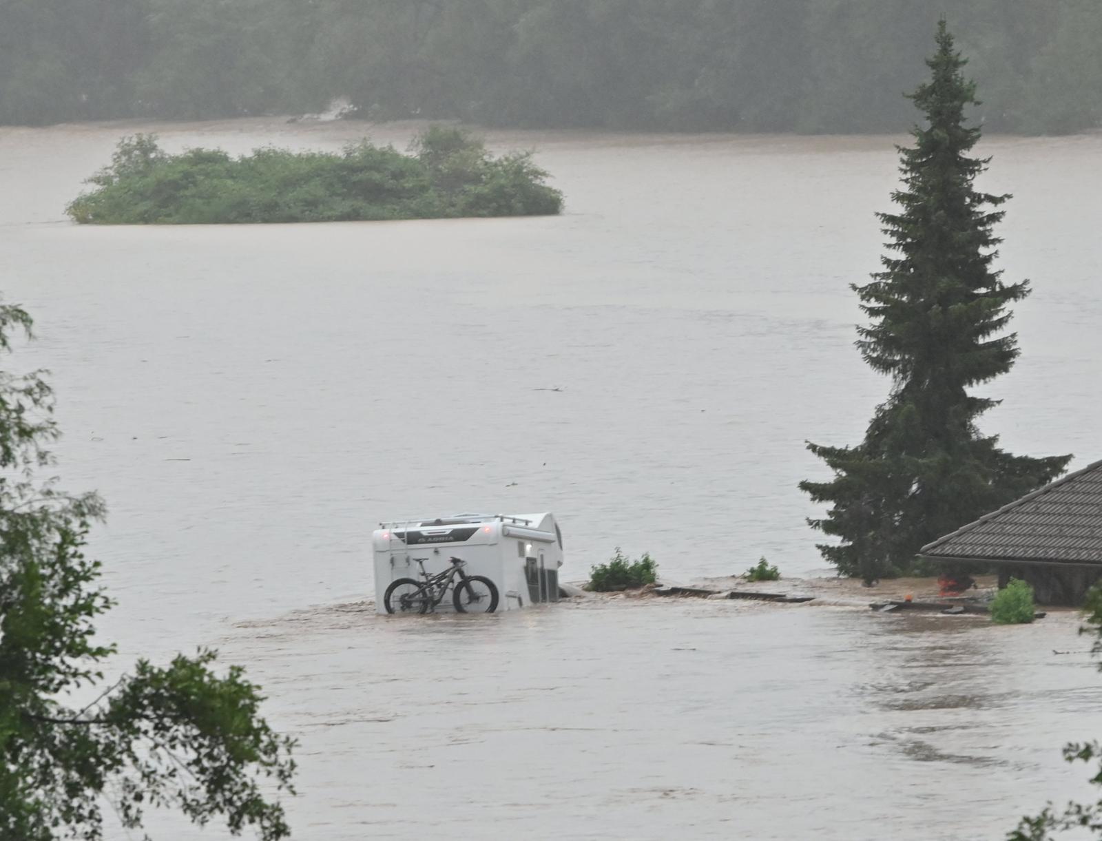 Veliko nevrijeme poharalo Sloveniju, bujica nosila automobile