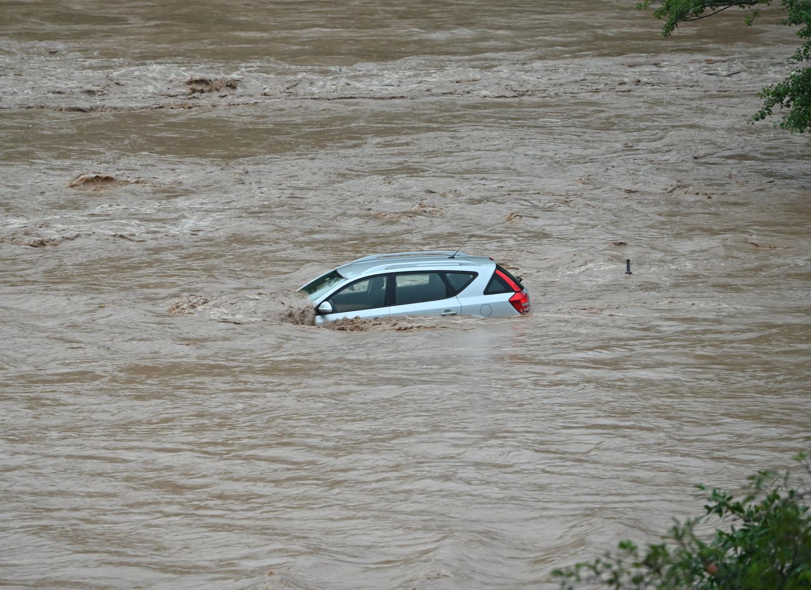 Veliko nevrijeme poharalo Sloveniju, bujica nosila automobile