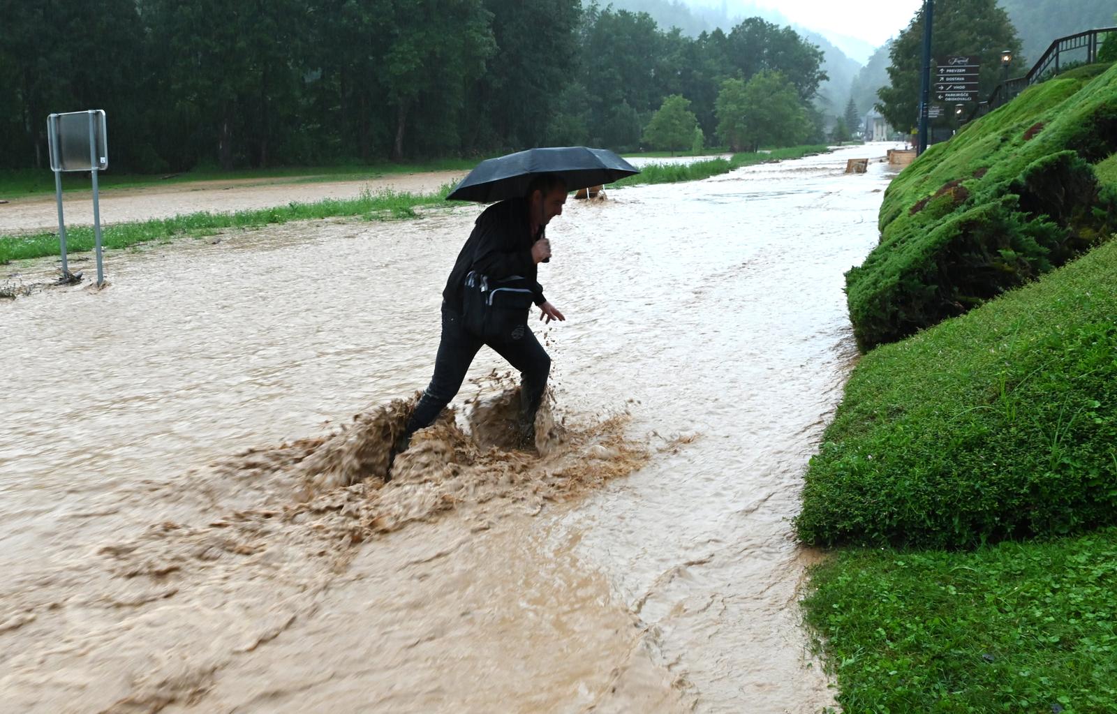 Veliko nevrijeme poharalo Sloveniju, bujica nosila automobile