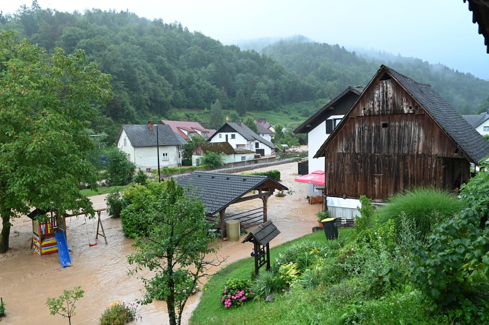 Veliko nevrijeme poharalo Sloveniju, bujica nosila automobile
