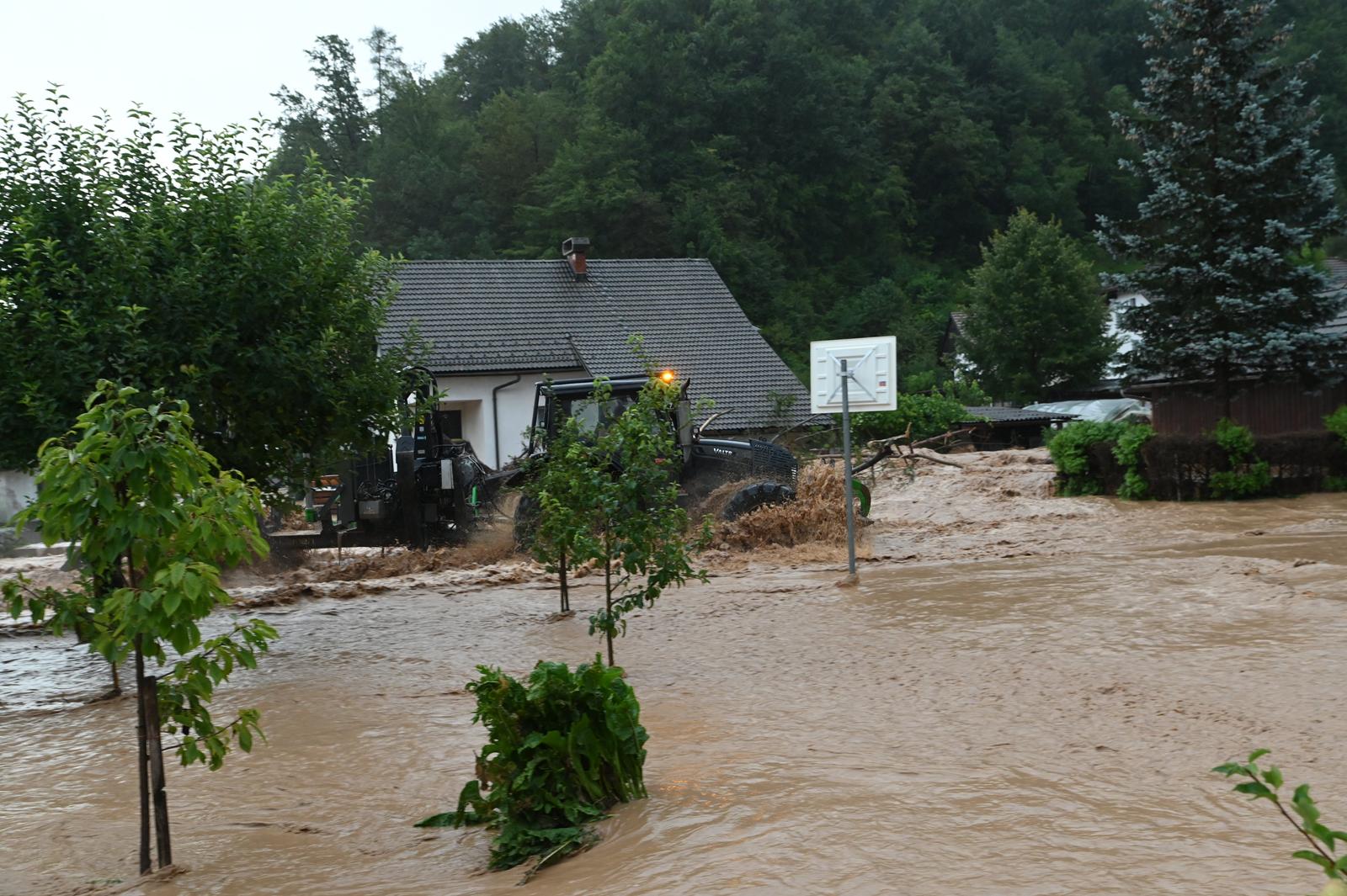 Veliko nevrijeme poharalo Sloveniju, bujica nosila automobile