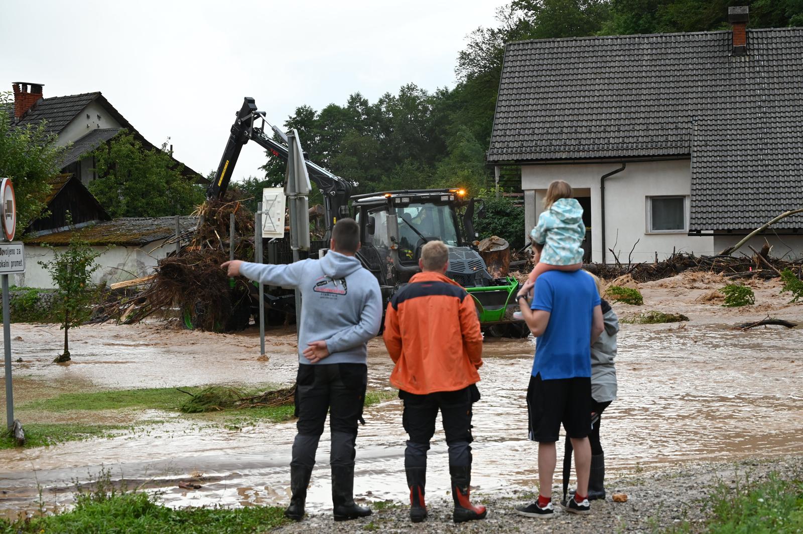 Veliko nevrijeme poharalo Sloveniju, bujica nosila automobile