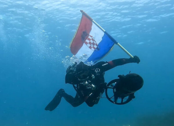 stijeg zastava ronilac dan pobjede Marjan Radović