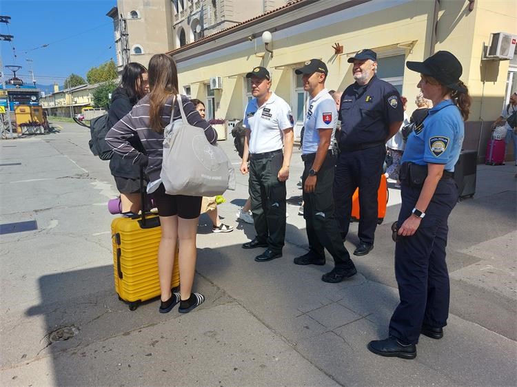 vlak policajci (2) vlak policajci (2)