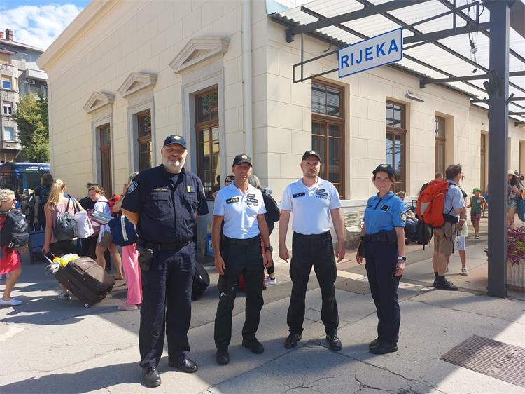 vlak policajci (4) vlak policajci (4)