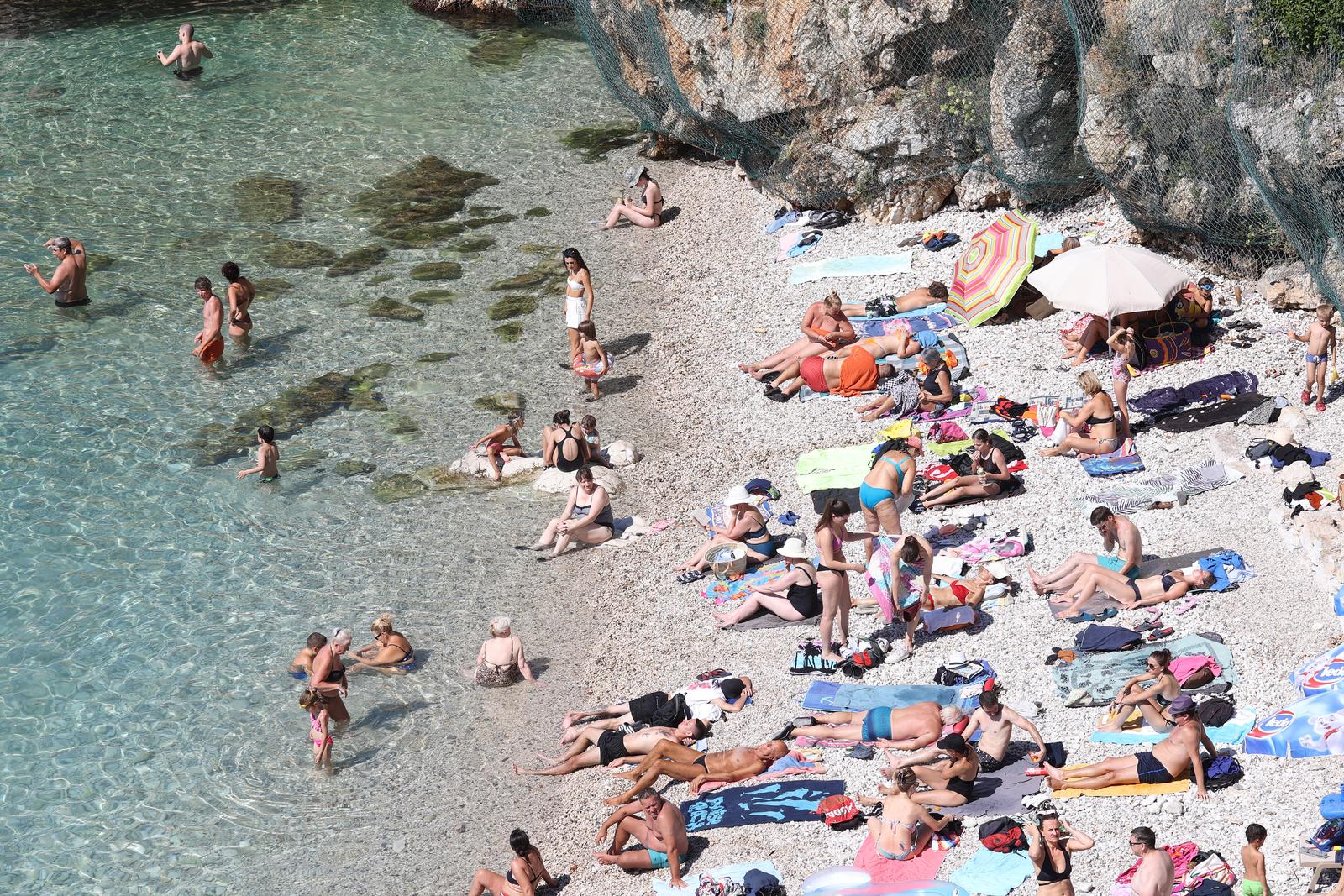 Rijeka: Iako je početak rujna plaža Sablićevo puna je kupača