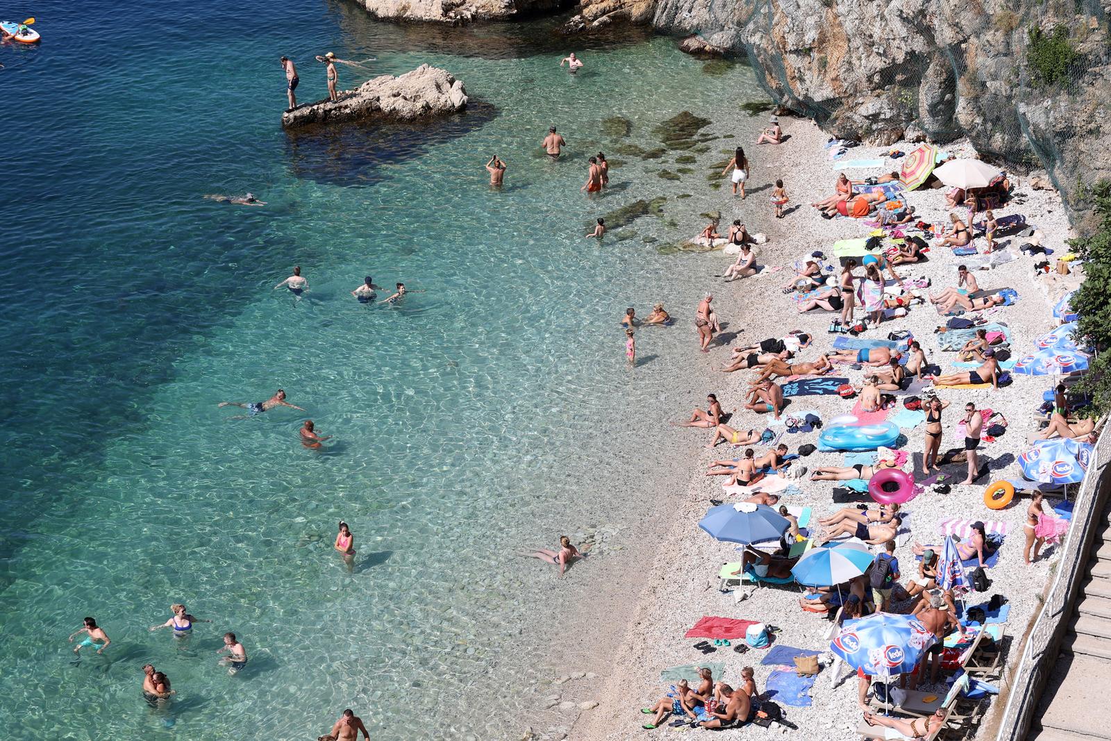 Rijeka: Iako je početak rujna plaža Sablićevo puna je kupača
