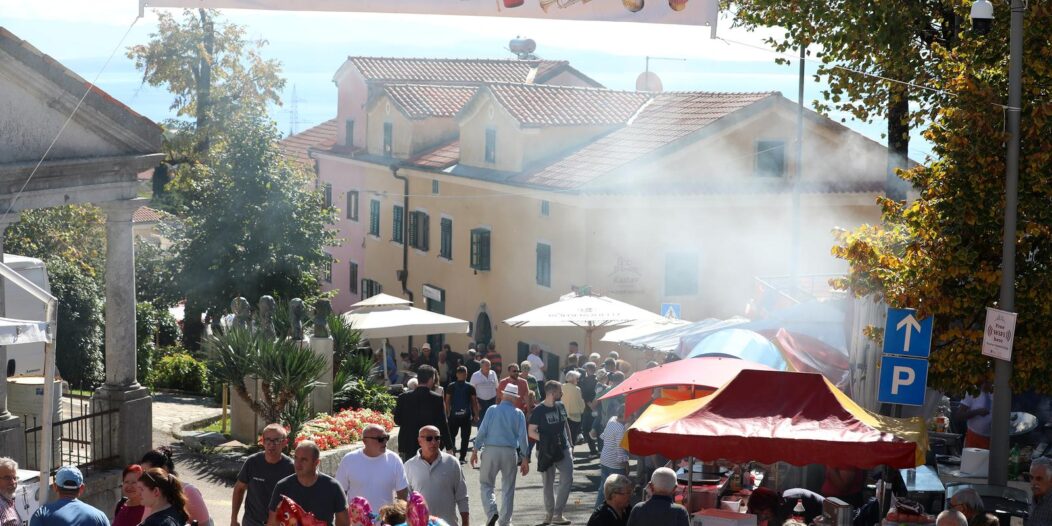 Kastav: Mnogobrojni posjetitelji posjetili Beli pundejak u sklopu manifestacije Bela nedeja Kastav: Mnogobrojni posjetitelji posjetili Beli pundejak u sklopu manifestacije Bela nedeja