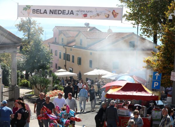 Kastav: Mnogobrojni posjetitelji posjetili Beli pundejak u sklopu manifestacije Bela nedeja