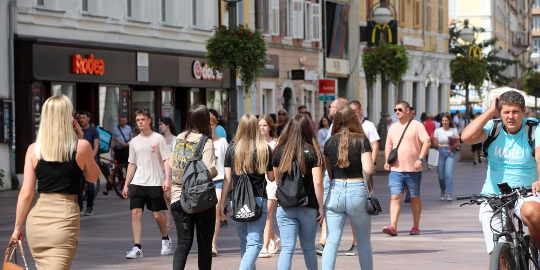 Rijeka: Učenici se druže na Korzu nakon prvog dana škole Rijeka: Učenici se druže na Korzu nakon prvog dana škole