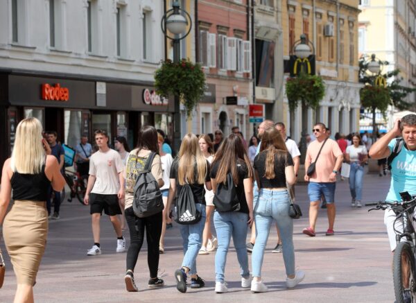 Rijeka: Učenici se druže na Korzu nakon prvog dana škole