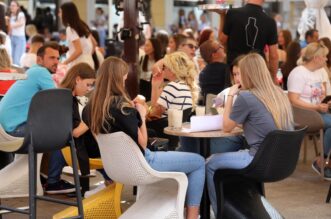Rijeka: Učenici se druže na Korzu nakon prvog dana škole Rijeka: Učenici se druže na Korzu nakon prvog dana škole