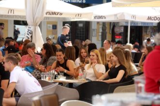 Rijeka: U?enici se drue na Korzu nakon prvog dana kole Rijeka: U?enici se drue na Korzu nakon prvog dana kole