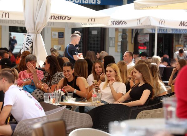 Rijeka: U?enici se drue na Korzu nakon prvog dana kole