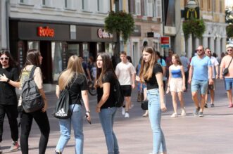 Rijeka: Učenici se druže na Korzu nakon prvog dana škole Rijeka: Učenici se druže na Korzu nakon prvog dana škole