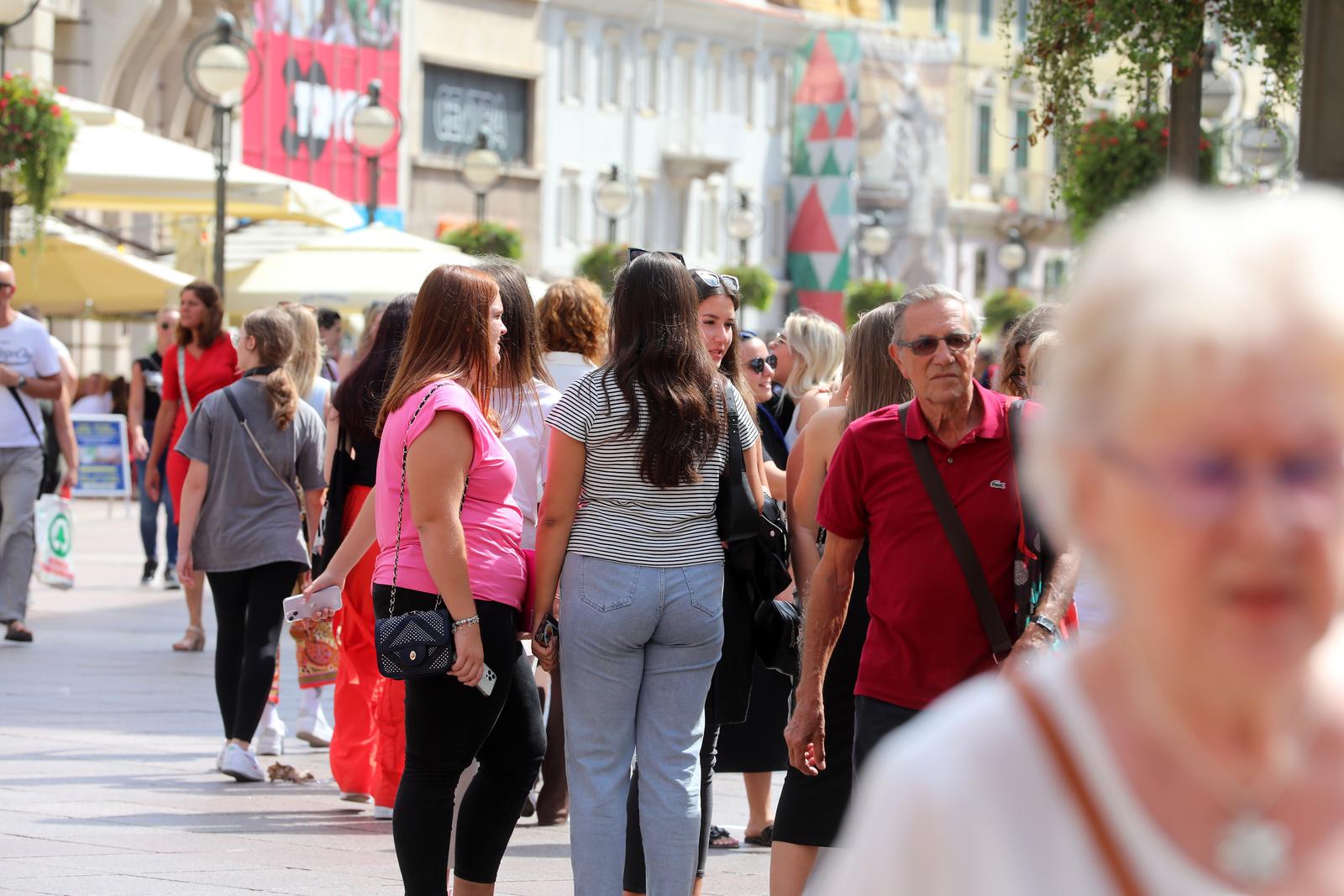 Rijeka: U?enici se drue na Korzu nakon prvog dana kole Rijeka: U?enici se drue na Korzu nakon prvog dana kole