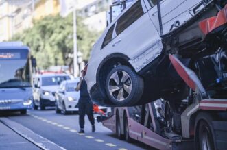 Rijeka: S kamiona za prijevoz automobila visi skupocijeni Audi Rijeka: S kamiona za prijevoz automobila visi skupocijeni Audi