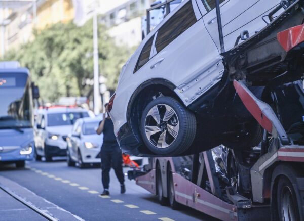 Rijeka: S kamiona za prijevoz automobila visi skupocijeni Audi