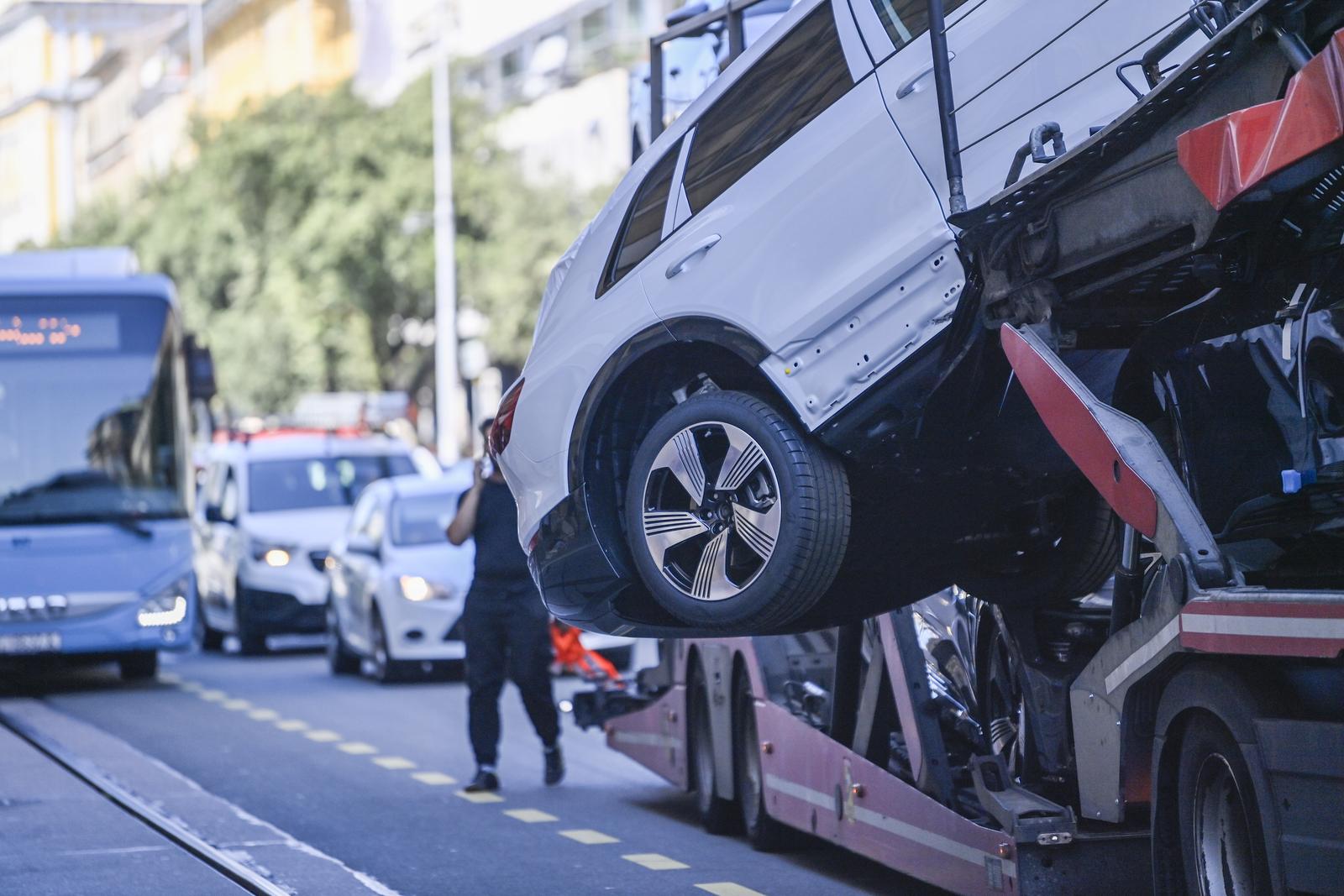 Rijeka: S kamiona za prijevoz automobila visi skupocijeni Audi Rijeka: S kamiona za prijevoz automobila visi skupocijeni Audi