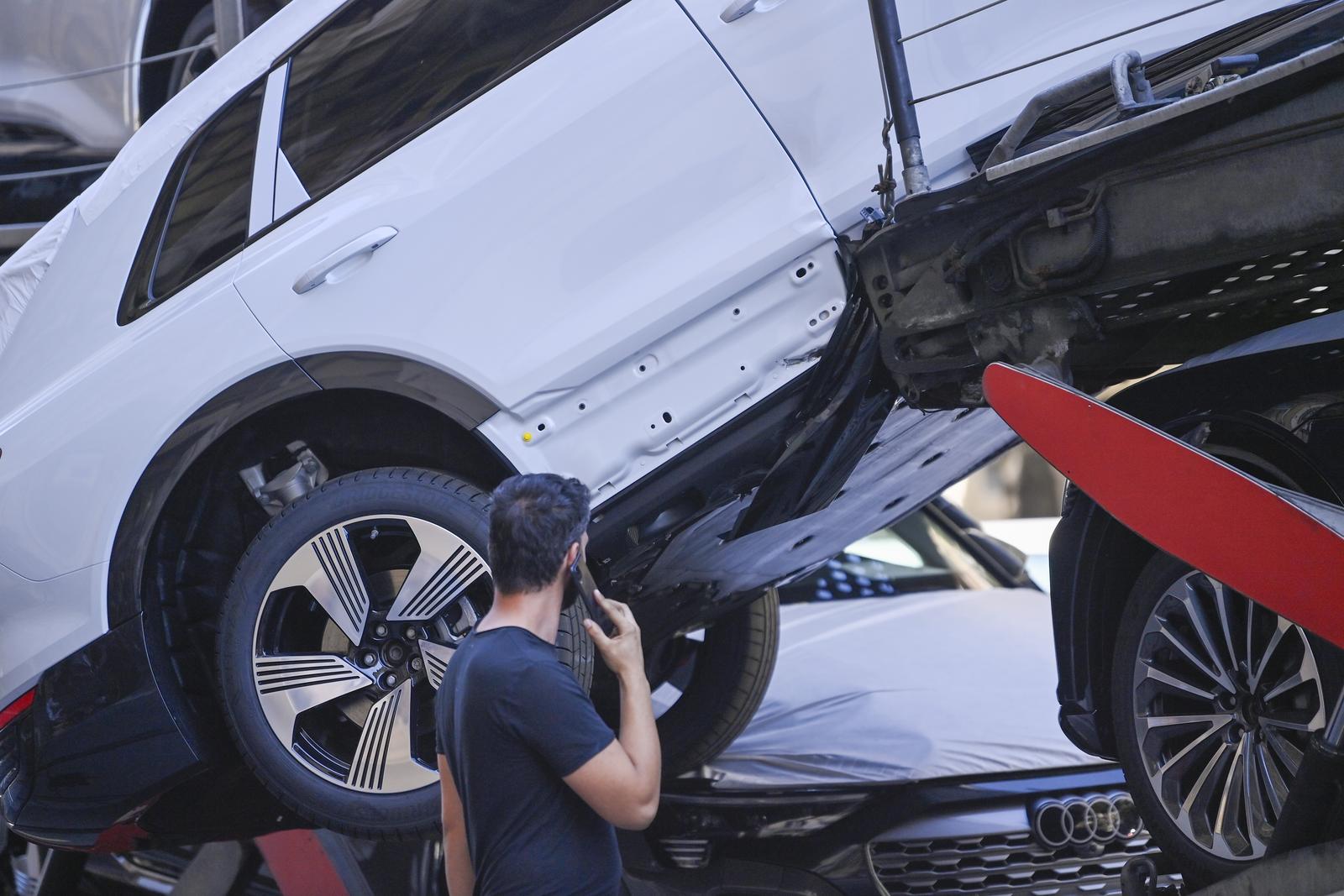 Rijeka: S kamiona za prijevoz automobila visi skupocijeni Audi Rijeka: S kamiona za prijevoz automobila visi skupocijeni Audi