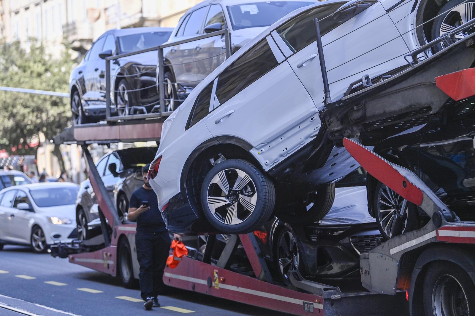 Rijeka: S kamiona za prijevoz automobila visi skupocijeni Audi Rijeka: S kamiona za prijevoz automobila visi skupocijeni Audi