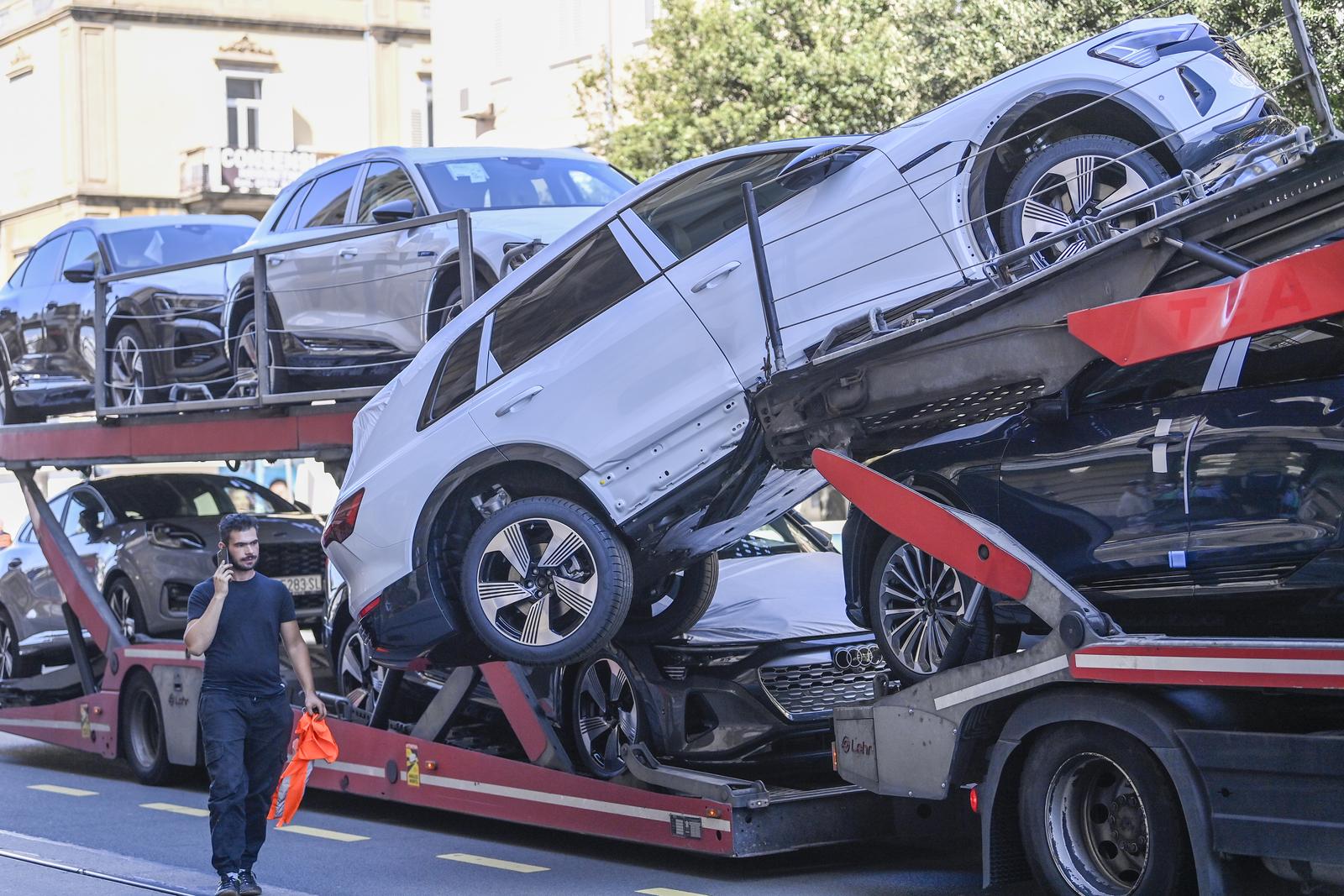 Rijeka: S kamiona za prijevoz automobila visi skupocijeni Audi Rijeka: S kamiona za prijevoz automobila visi skupocijeni Audi