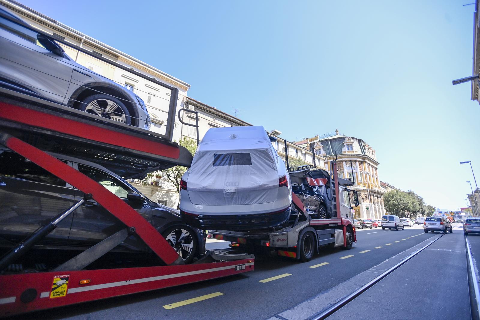 Rijeka: S kamiona za prijevoz automobila visi skupocijeni Audi Rijeka: S kamiona za prijevoz automobila visi skupocijeni Audi