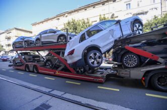 Rijeka: S kamiona za prijevoz automobila visi skupocijeni Audi Rijeka: S kamiona za prijevoz automobila visi skupocijeni Audi