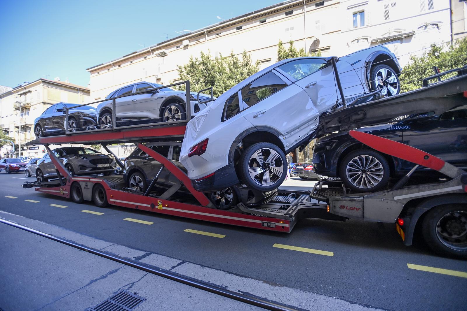 Rijeka: S kamiona za prijevoz automobila visi skupocijeni Audi Rijeka: S kamiona za prijevoz automobila visi skupocijeni Audi
