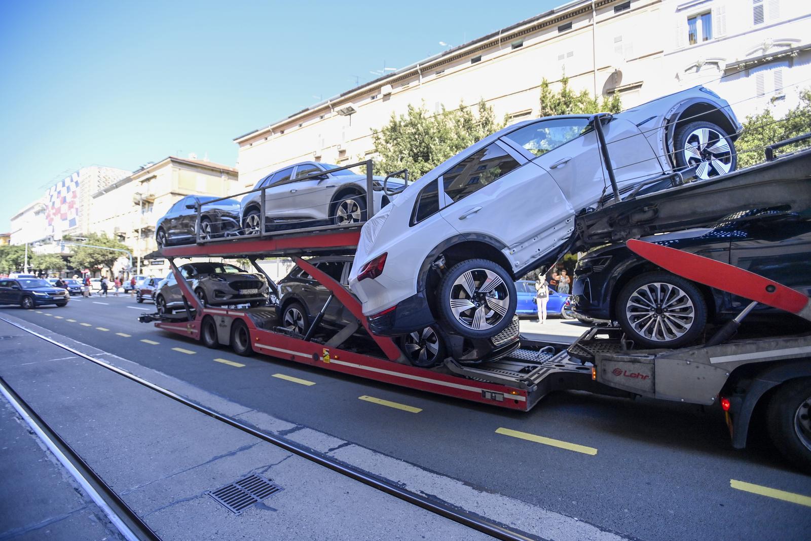 Rijeka: S kamiona za prijevoz automobila visi skupocijeni Audi Rijeka: S kamiona za prijevoz automobila visi skupocijeni Audi